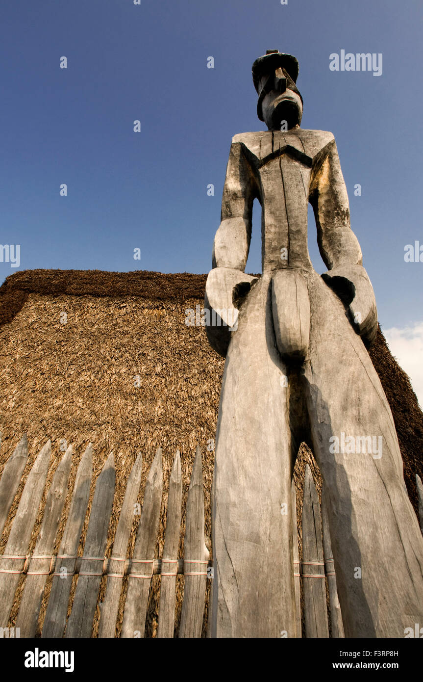 Pu'uhonua O Honaunau National Historic Park, Hale O Keawe tempio ricostruito con sculture in legno, Sud Costa di Kona, Big Island. Foto Stock