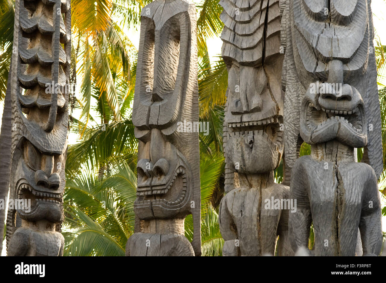 Pu'uhonua O Honaunau National Historic Park, Hale O Keawe tempio ricostruito con sculture in legno, Sud Costa di Kona, Big Island. Foto Stock