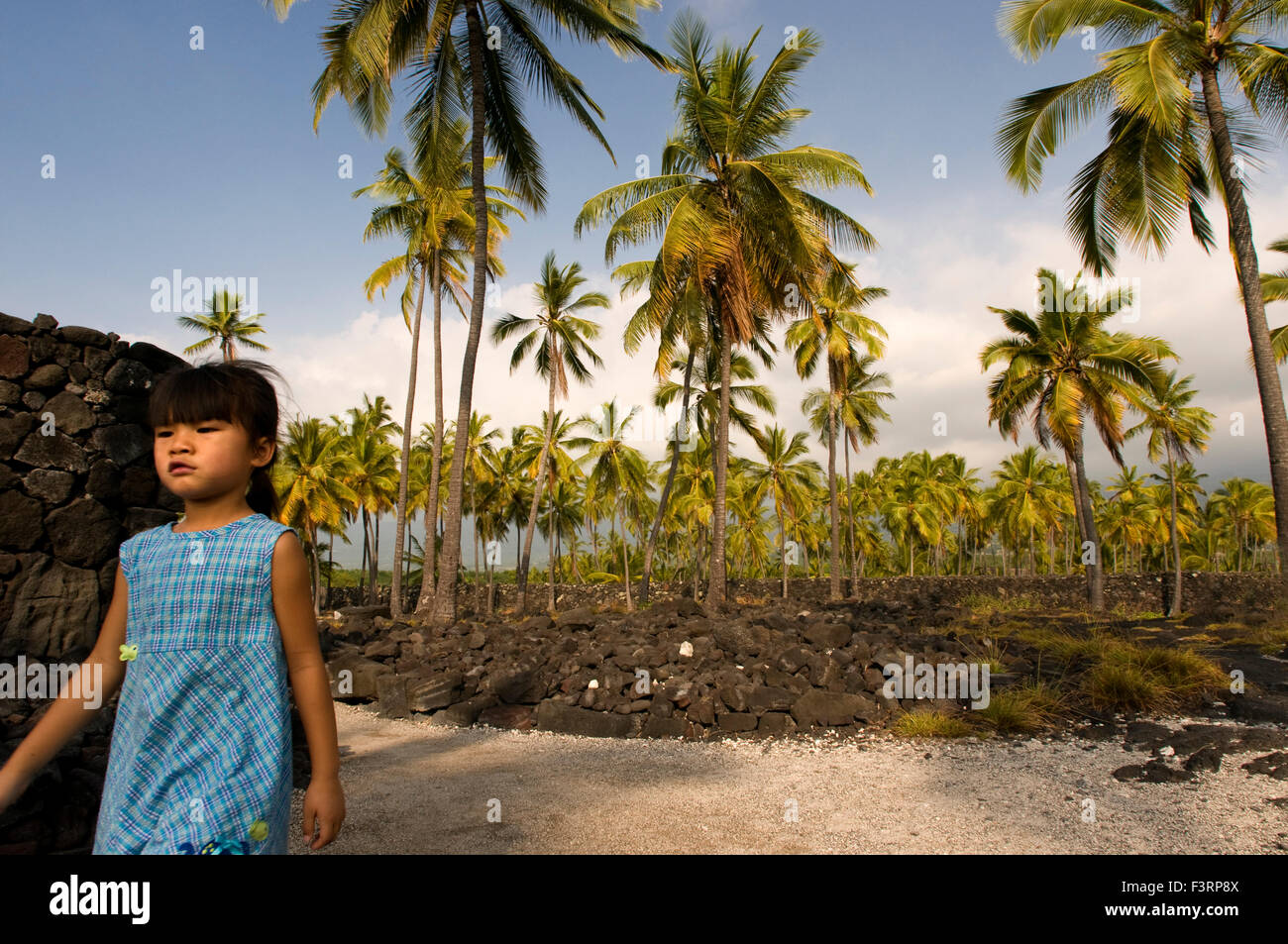 Ragazza asiatica nei giardini reali. Pu'uhonua o Honaunau National Historic Park. Big Island. Hawaii. Fino all'inizio del XIX centur Foto Stock