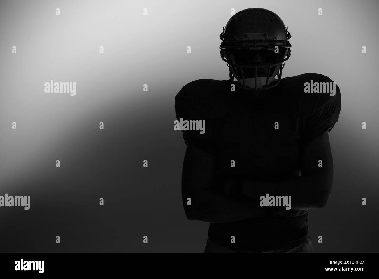Silhouette giocatore di football americano in piedi Foto Stock