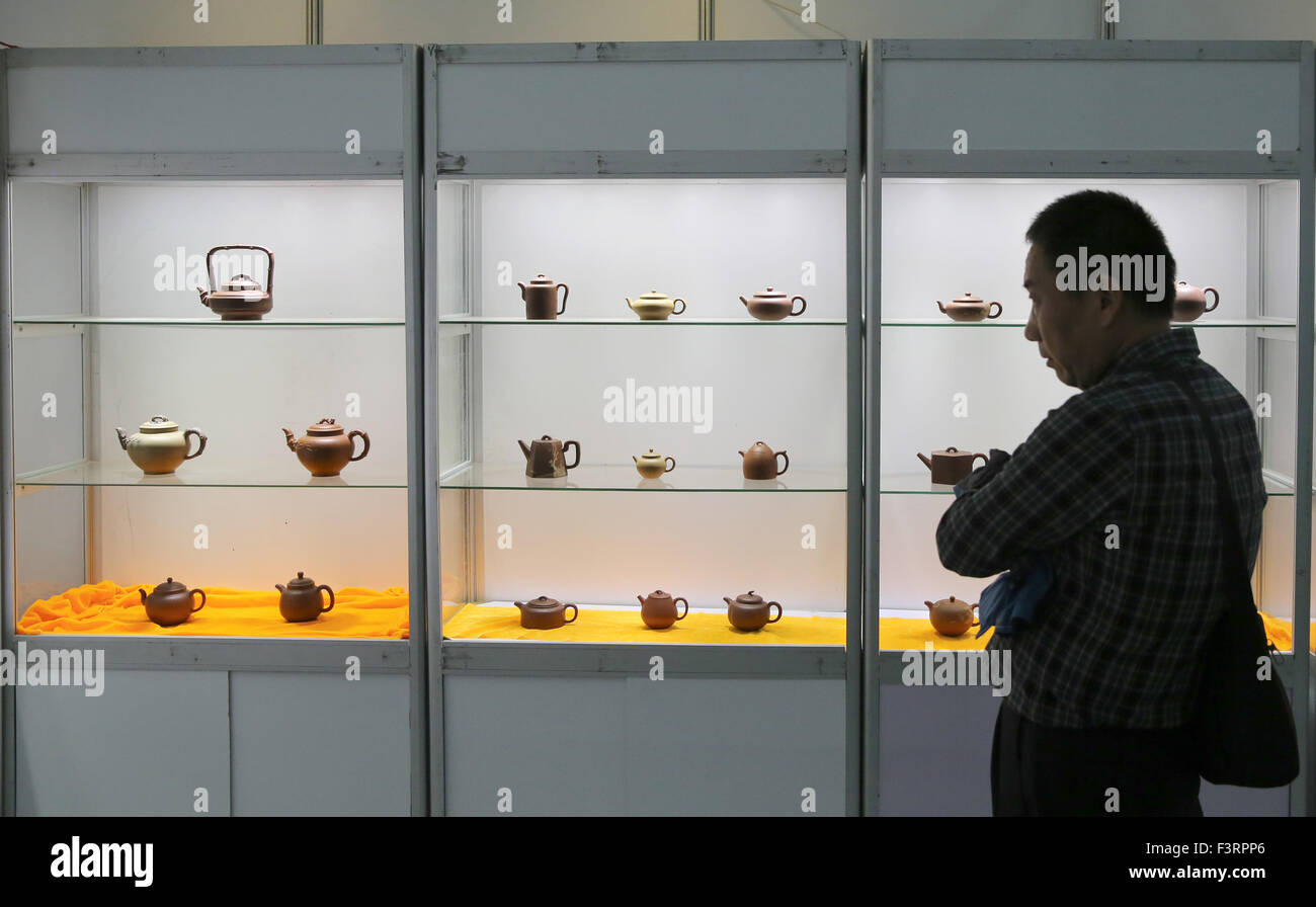 Xi'an, la Cina della provincia di Shaanxi. Xii oct, 2015. Un uomo guarda al tè cose durante la terza Western China International industria del tè Expo di Xi'an, capitale della Cina nord-occidentale della provincia di Shaanxi, Ottobre 12, 2015. Il tè expo dura da ottobre 10 a 13 qui. © Shao Rui/Xinhua/Alamy Live News Foto Stock