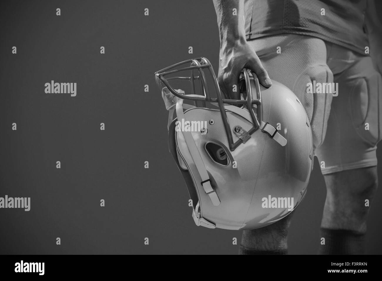 Immagine composita di close-up di giocatore di football americano in maglia rossa azienda casco Foto Stock