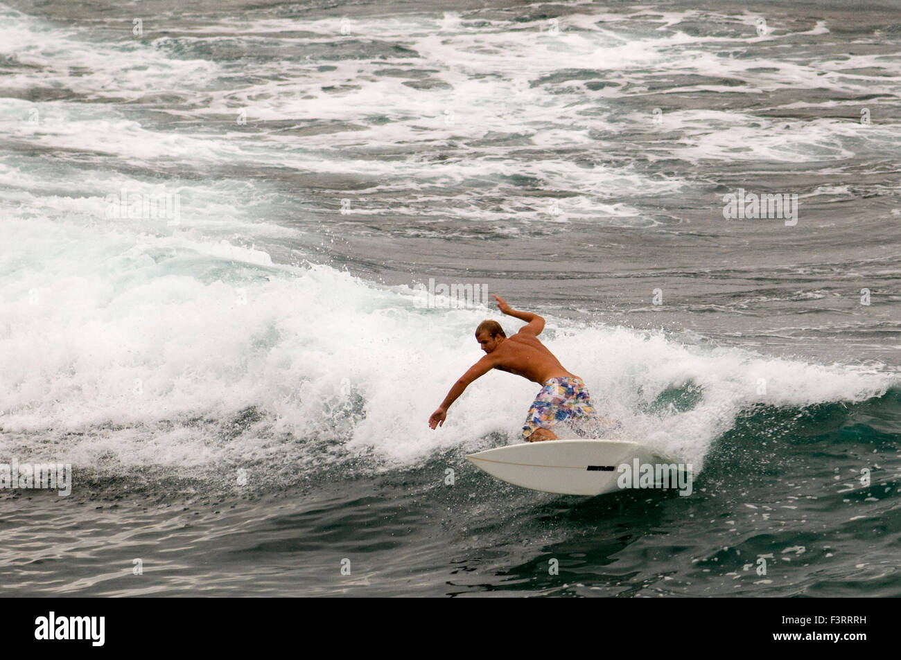 Ho'okipa Beach. Maui. Hawaii. Surfer tuffarsi nell'acqua. Ho'okipa Beach Park, casa originaria di navigare in contemporanea su M Foto Stock