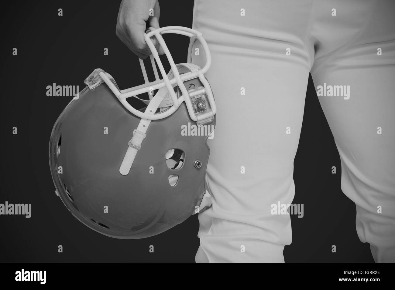 Immagine composita del giocatore di football americano tenendo un casco Foto Stock
