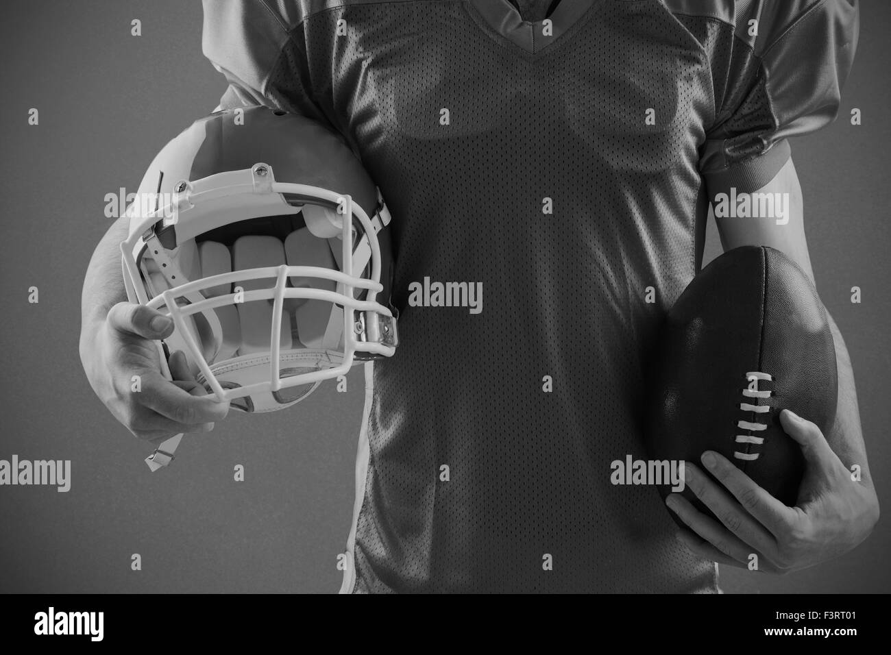 Immagine composita del giocatore di football americano tenendo un casco e sfera Foto Stock