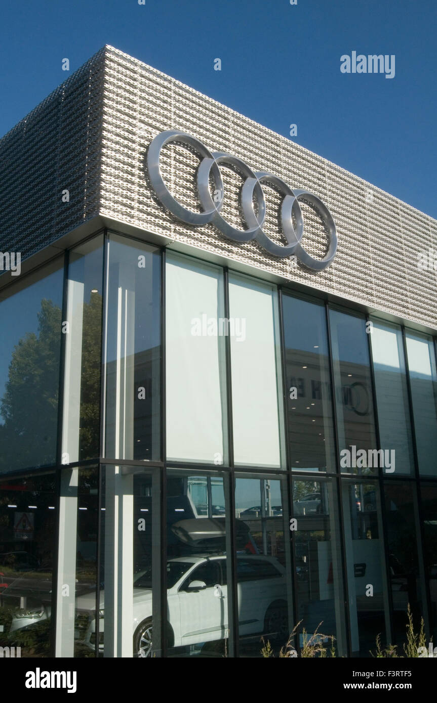 Concessionario audi showroom concessionaria auto automobili nuova Volkswagen prestige premium brand tedesco Foto Stock