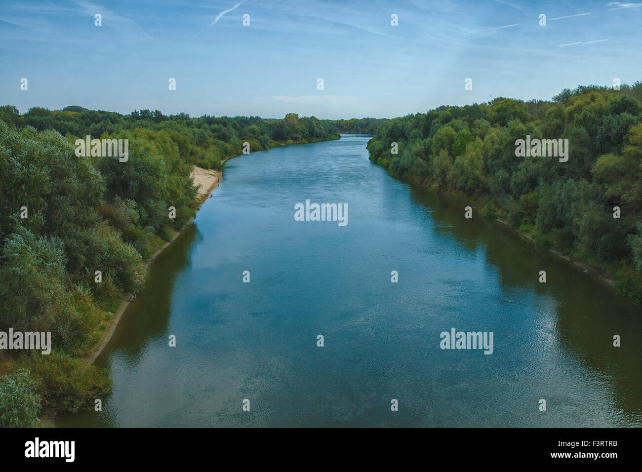 Bellissimo paesaggio fotografico fiume che scorre in mezzo alla per Foto Stock