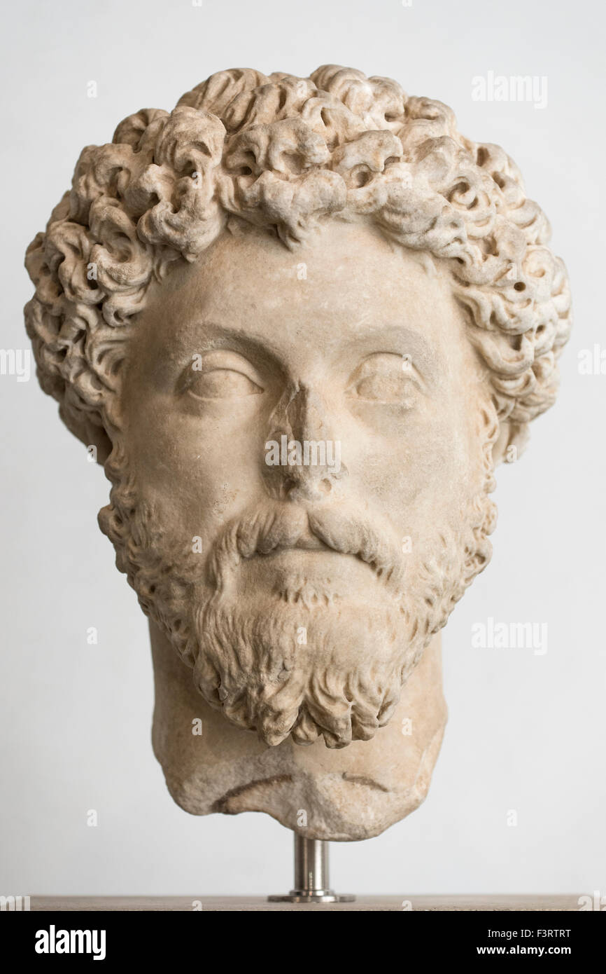 Marco Aurelio (121-180 d.C.) Busto come giovane, marmo, II secolo d.C. Imperatore  romano (161-180 d.C.). Museo Archeologico di Napoli Foto stock - Alamy