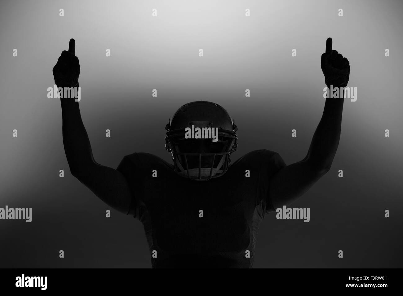 Silhouette giocatore di football americano con il pollice in alto Foto Stock