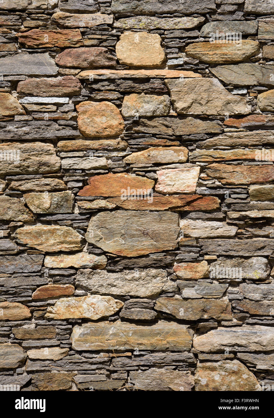 Parte di un muro di pietra, per lo sfondo o la trama. Foto Stock