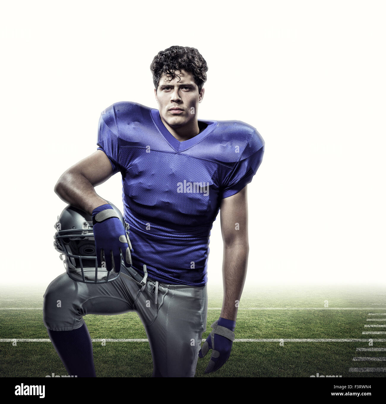 Immagine composita del ritratto di determinato giocatore di football americano con mano sul casco Foto Stock