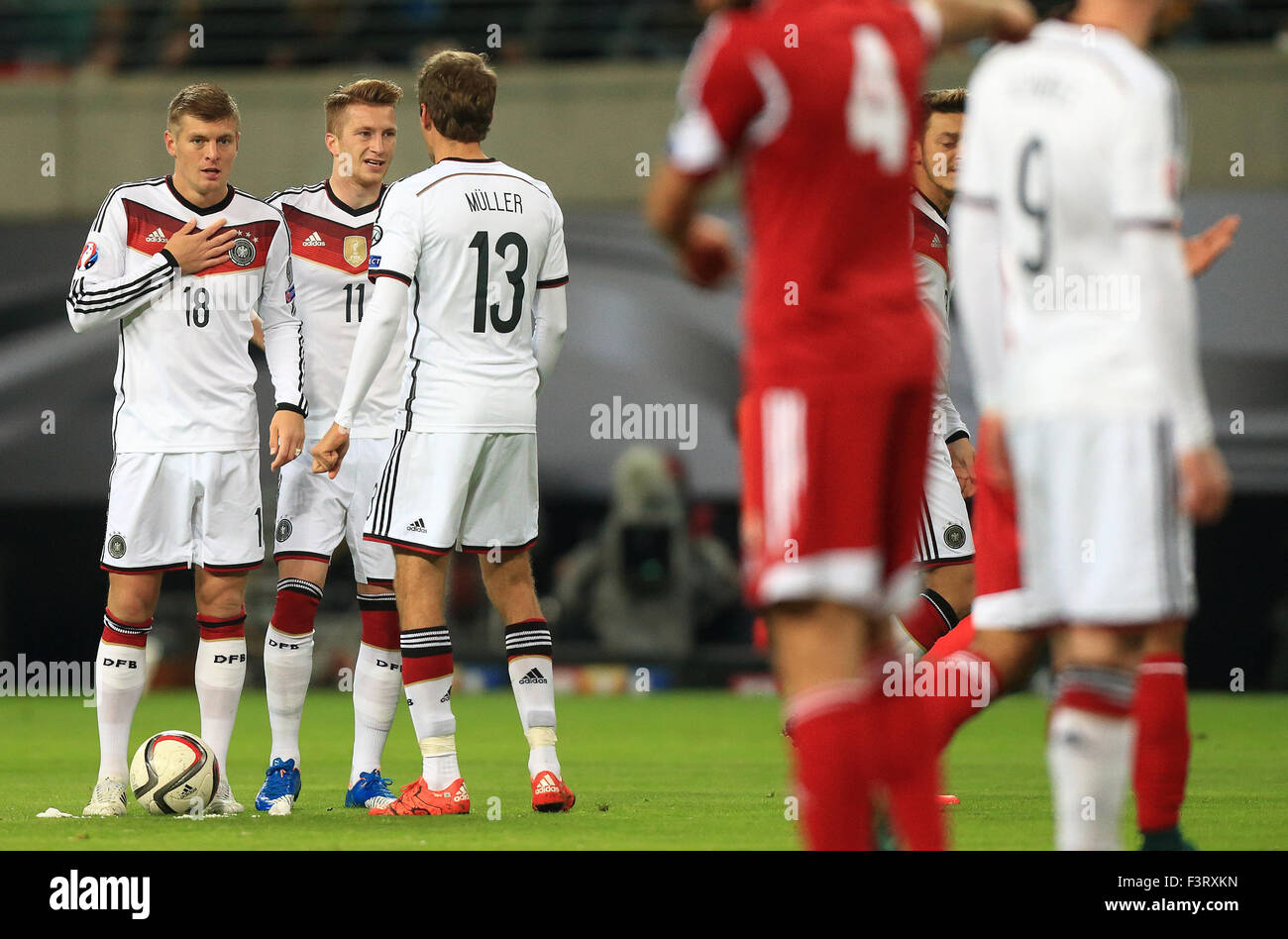 Leipzig, Germania. Undicesimo oct, 2015. Germania Toni Kroos (L-R), Marco Reus e Thomas Mueller raccogliere durante UEFA EURO 2016 match di qualificazione tra la Germania e la Georgia a Red Bull Arena di Leipzig, Germania, 11 ottobre 2015. Foto: Jens Wolf/dpa/Alamy Live News Foto Stock