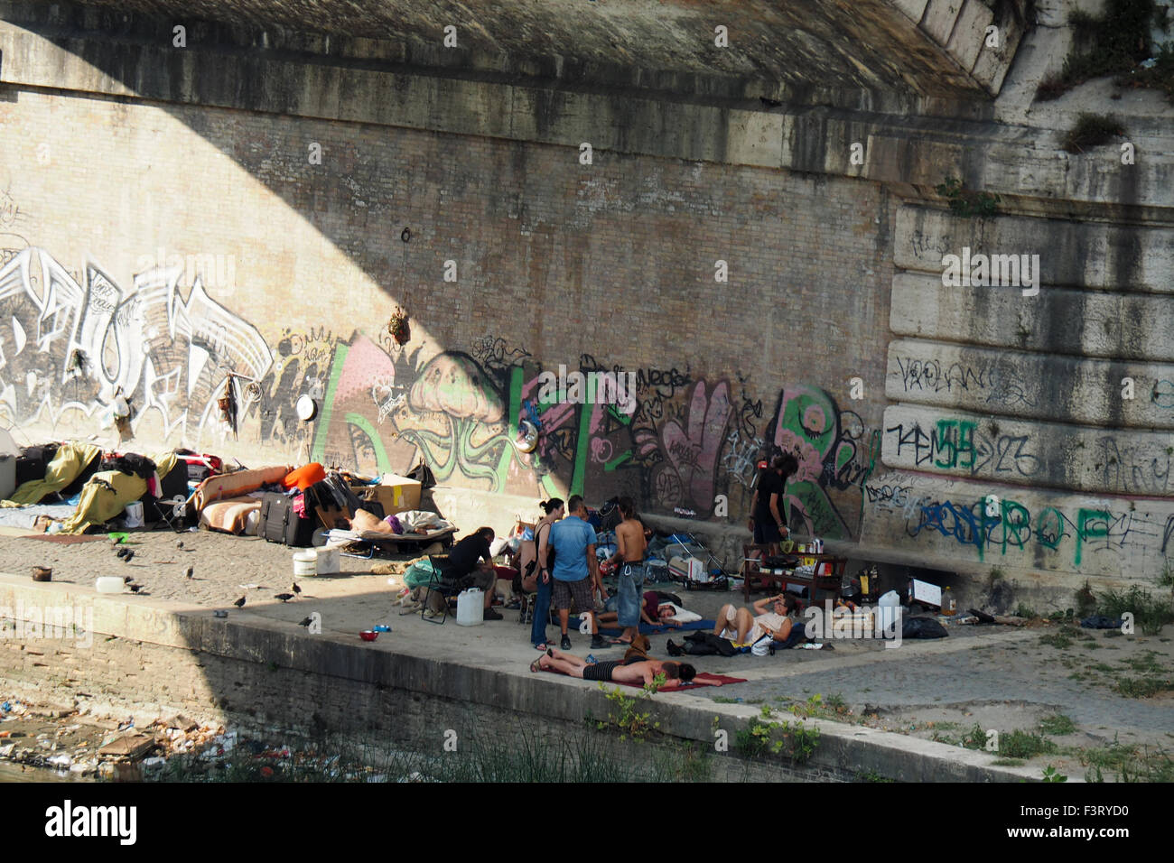Un gruppo di itineranti accampati sotto il ponte Mazzini, a Roma Foto Stock