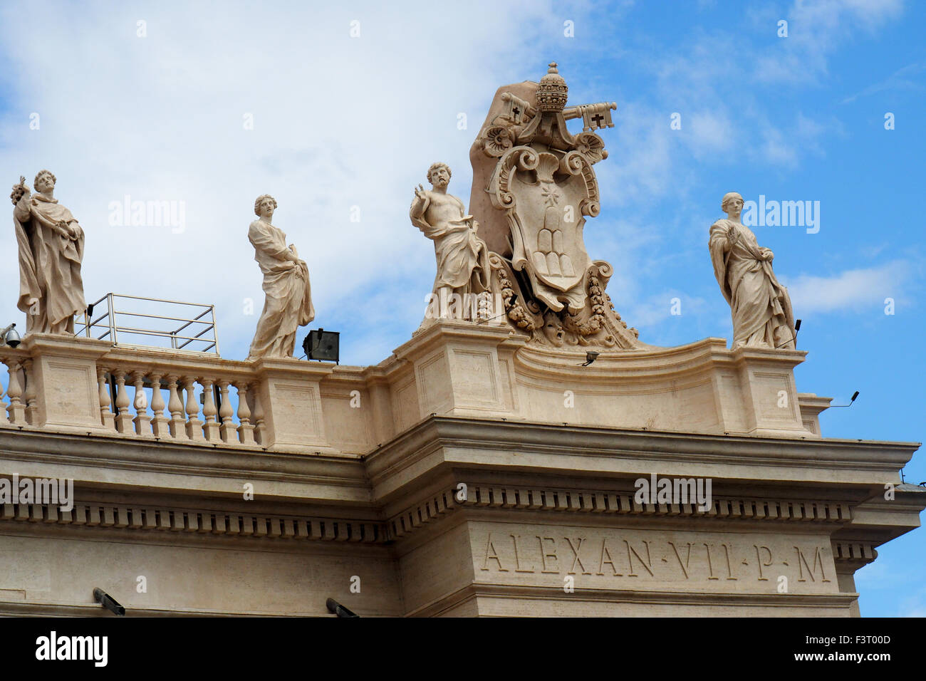 Statue sul colonnati in Piazza San Pietro, con iscrizione di papa Alessandro VII. Foto Stock