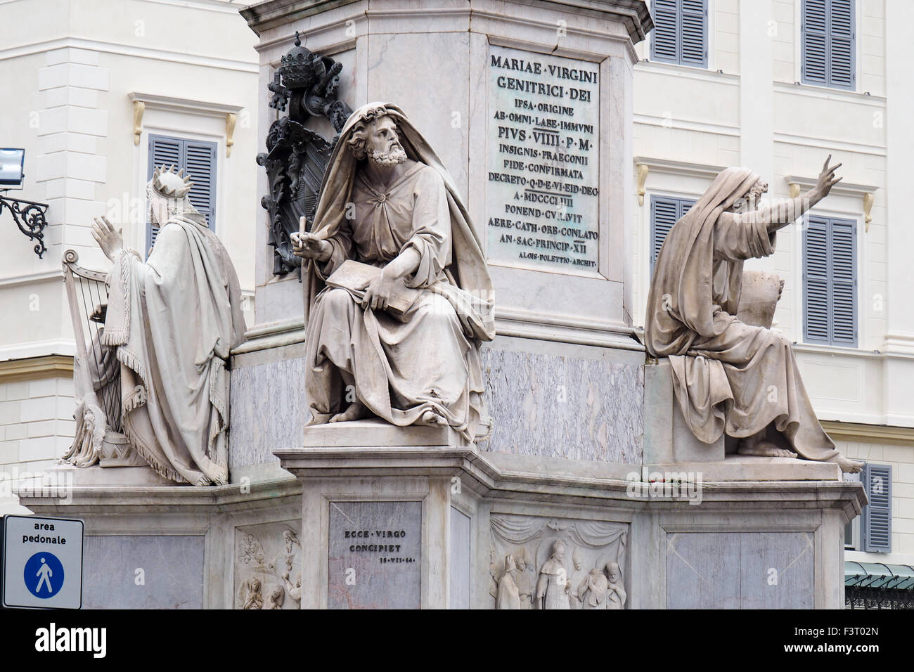 Alla base della colonna dell'Immacolata Concezione o la Colonna della Immacolata, Roma. Foto Stock