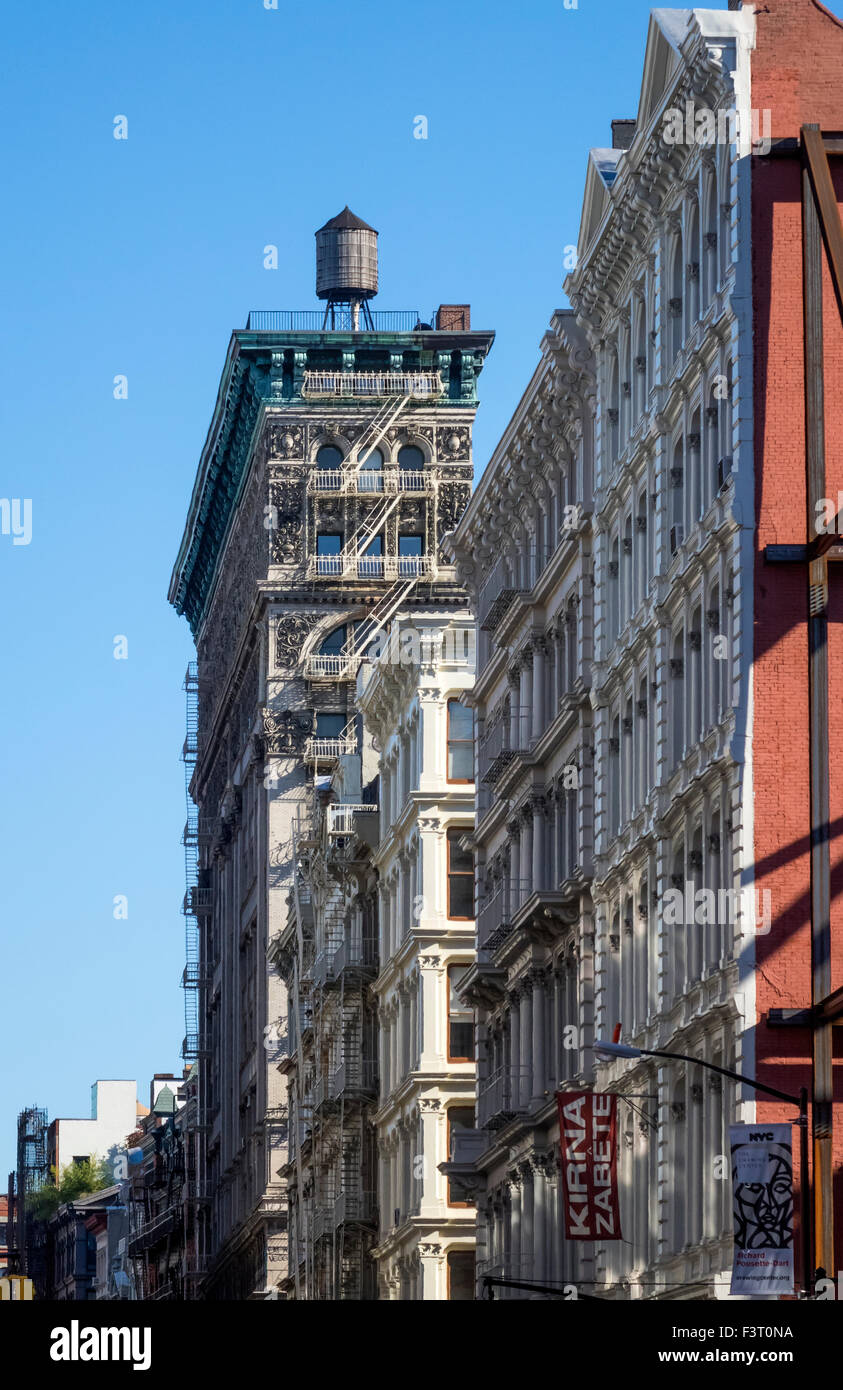 In fusione di ghisa edifici di Soho a Lower Manhattan a New York City e uno con una vecchia torre di acqua sul tetto Foto Stock