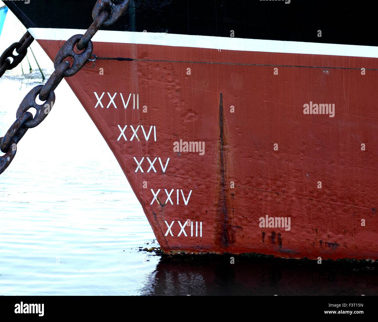 AJAXNETPHOTO. 4Giugno, 2015. PORTSMOUTH, Inghilterra. - HMS WARRIOR 1860 - numero romano progetto segna sullo stelo del primo e ultimo vittoriano nave corazzata aperto al pubblico. Foto:JONATHAN EASTLAND/AJAX REF:D150406 5303 Foto Stock