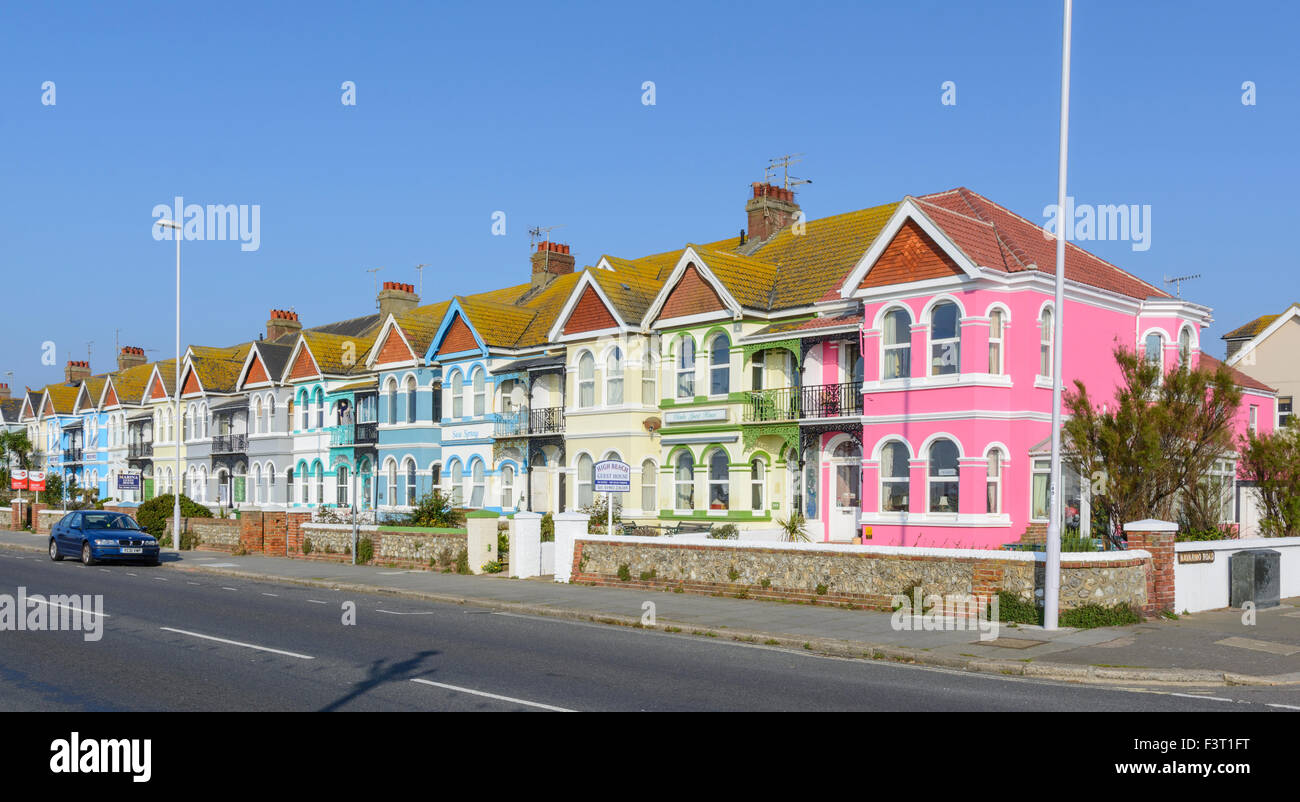 Più colorato seaside hotel a Worthing West Sussex, in Inghilterra, Regno Unito. British hotel sul lungomare. Foto Stock