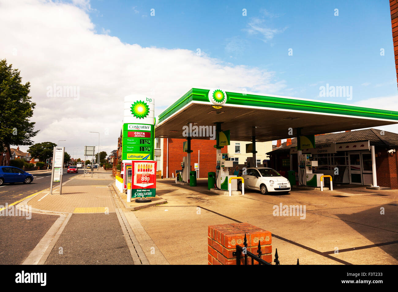 Stazione di benzina BP, British Petroleum pompe per gas e gasolio e il piazzale antistante lady riempimento car REGNO UNITO Inghilterra Foto Stock