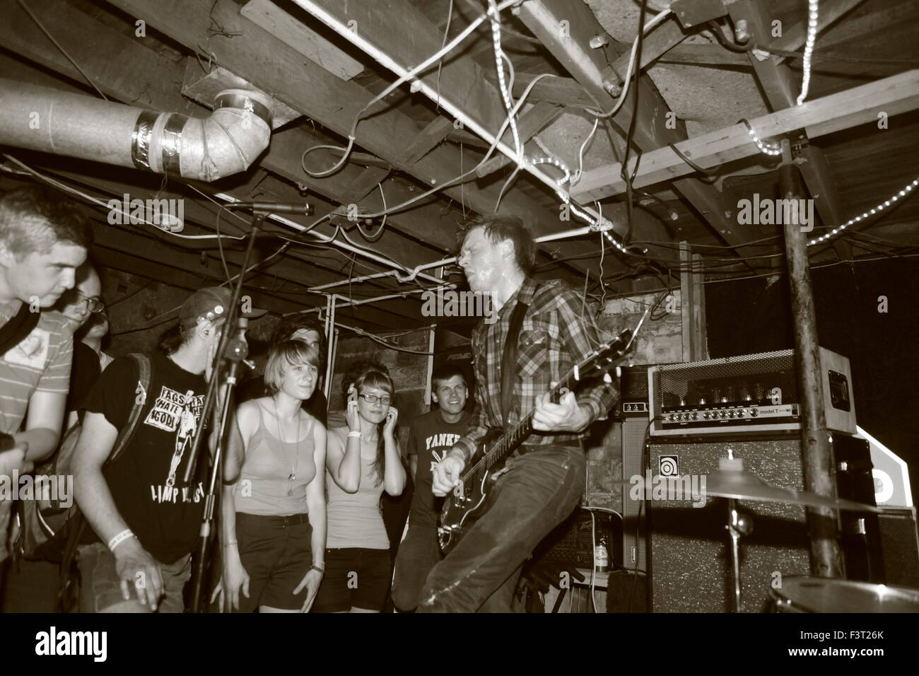 Tenement, un punk rock band da Wisconsin, riprodurre un seminterrato show. Facciamo finta che si tratta di un festival è organizzato da punk rock musica fan Peter Shaw, che è il fondatore di facciamo finta di record e di solito viene eseguito in concomitanza con la Plan-It-X Fest di Bloomington, Indiana. Shaw ha rilasciato i record di band come i Sassdragons e urlando femmine (che successivamente hanno girato con Jack White). Shaw esegue l'etichetta come un hobby da una camera da letto di ricambio presso il suo appartamento. Spesso Shaw paga per avere i record realizzati utilizzando denaro egli salva dal lavoro il suo lavoro di giorno. Foto Stock