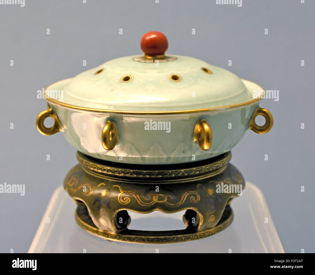 Celadon ciotola coperta con una velata e oro tracciata di progettazione e di un set per la preparazione di tè polvere stand vetrato Jingdezhen Ware 1736 - 1795 Annuncio Qianlong regnare ( dinastia Qing ) al Museo di Shanghai di Antica Arte Cinese Cina Foto Stock