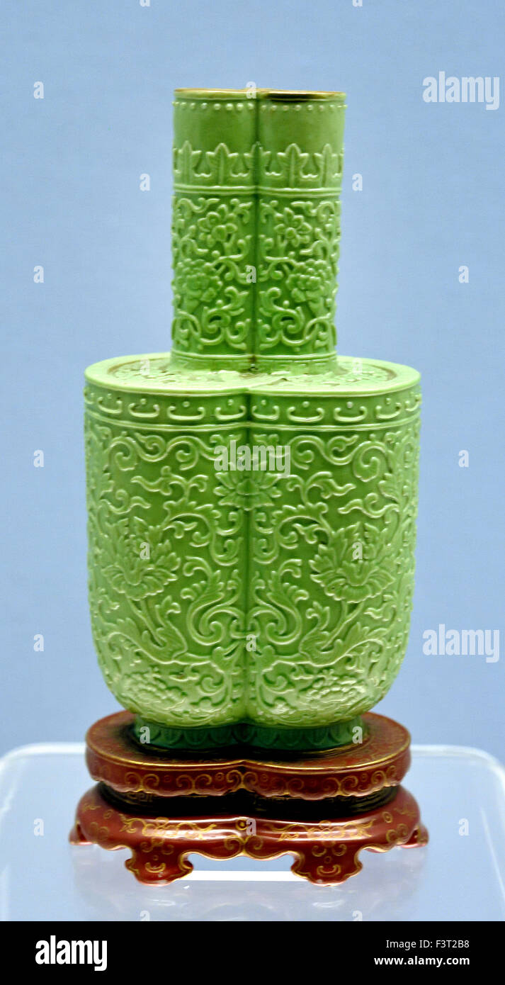 Verde doppia vetrata vaso corposo con modellato Jingdezhen Ware 1736 - 1795 Annuncio Qianlong regnare ( dinastia Qing ) al Museo di Shanghai di Antica Arte Cinese Cina Foto Stock