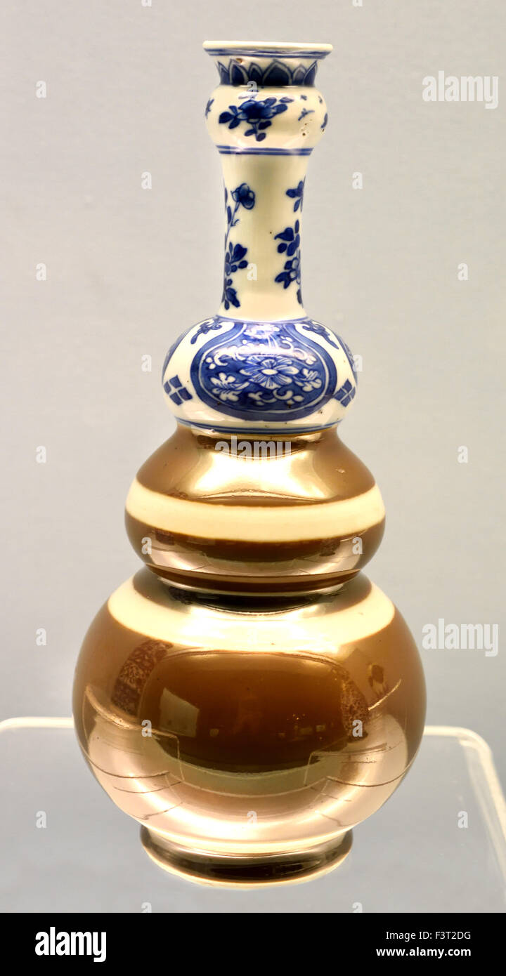 Gourd forma di vaso con Batavia smalto marrone e blu underglaze (Ruyi ) design e fiori Jingdezhen Ware 1662 - 1722 Annuncio Kangxi regnare ( dinastia Qing ) al Museo di Shanghai di Antica Arte Cinese Cina Foto Stock