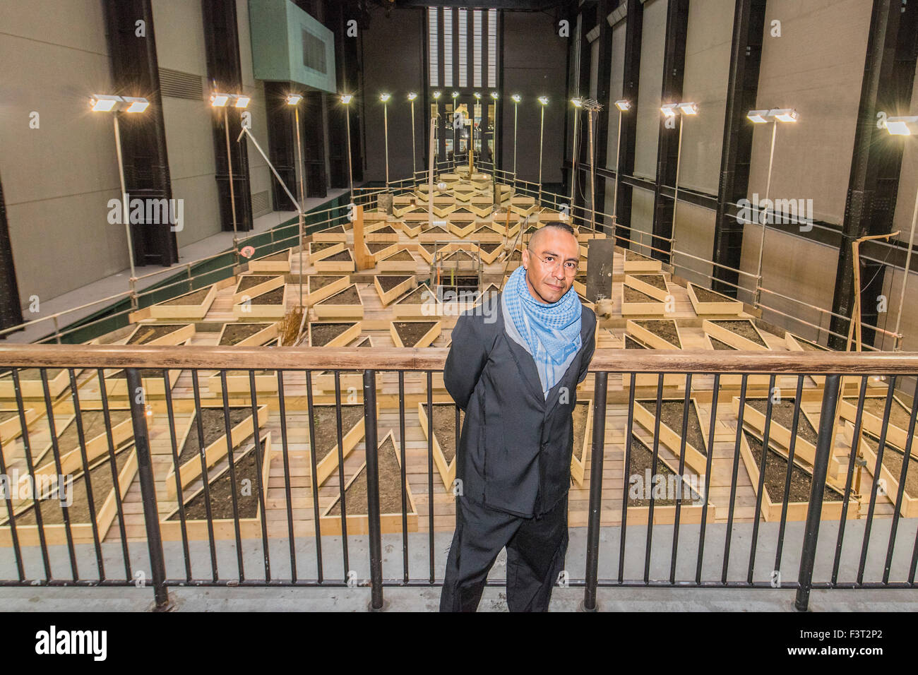 Londra, Regno Unito. Xii Ottobre, 2015. Abraham Cruzvillegas con il suo lavoro molto vuoto - Tate Modern apre la prima commissione Hyundai da Abraham Cruzvillegas. La nuova scultura, che riempie tutta la Tate & Lyle Turbine Hall è il primo di una nuova serie di sito annuale-commissioni specifiche da rinomati artisti internazionali. Abraham Cruzvillegas è meglio conosciuto per la creazione di opere scultoree da oggetti locali ed è una delle figure chiave di una nuova ondata di artisti in Messico. La Hyundai Commissione 2015: Abraham Cruzvillegas è alla Tate Modern dal 13 Ottobre 2015 - 3 aprile 2016. Credito: Guy Bell/Alamy Live News Foto Stock