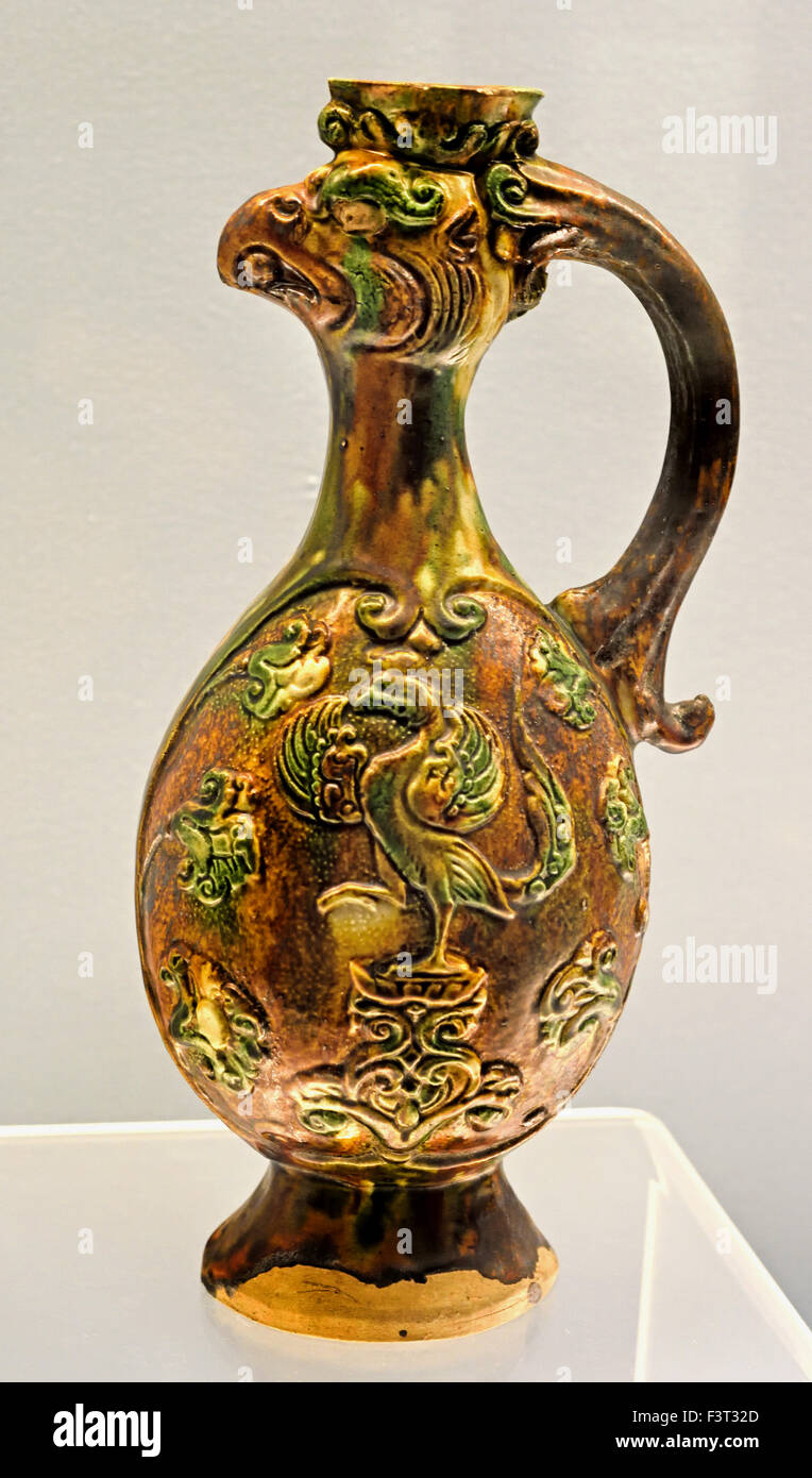 Caraffa di ewer in ceramica Sancai smaltata policroma con beccuccio phoenix e medaglione di ballerini applicati, risalente alla dinastia Tang (618-907 d.C.), esposta al Museo di Shanghai. Foto Stock