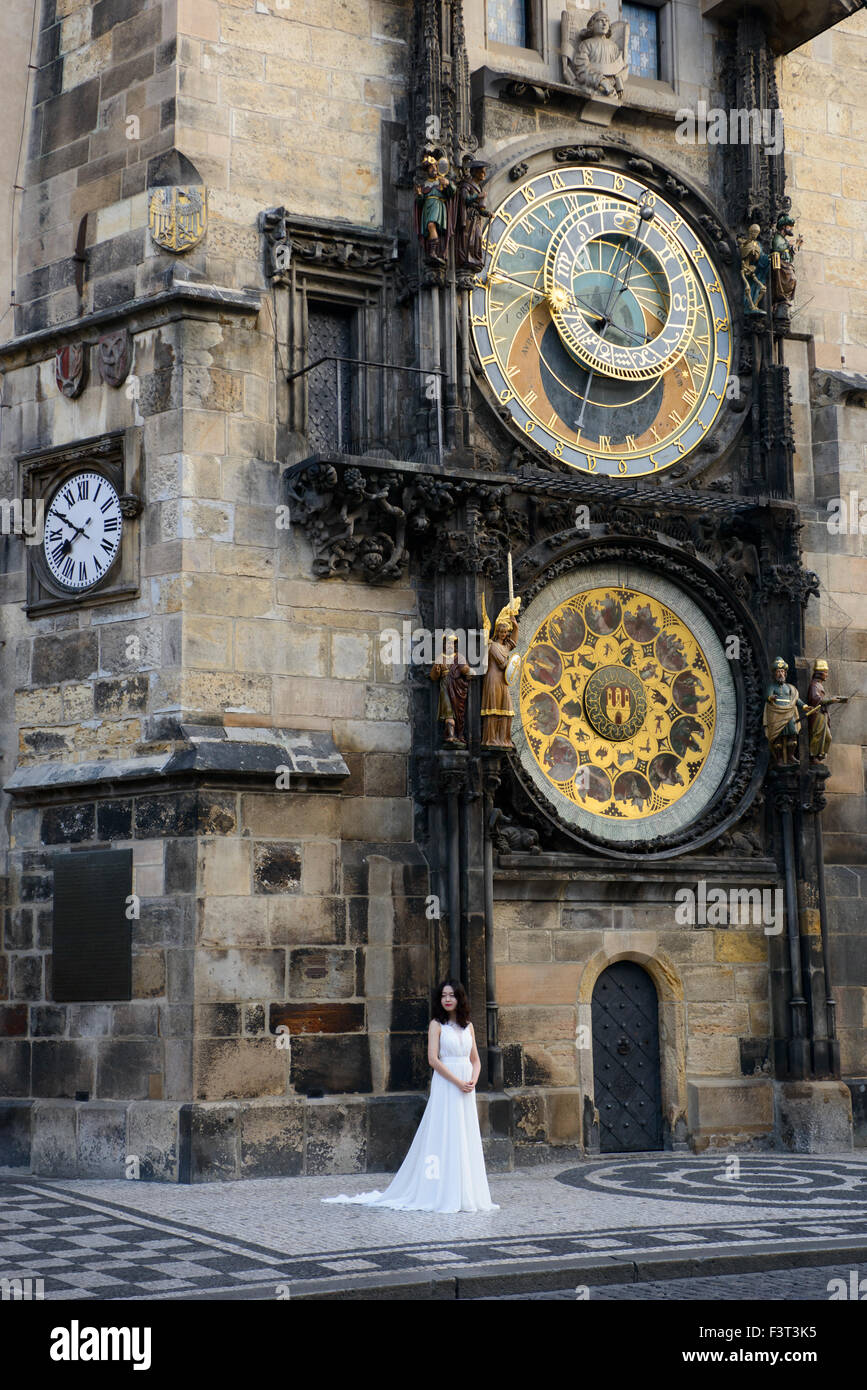 Sposa di fronte all'Orologio Astronomico presso il Municipio della Città Vecchia, la Piazza della Città Vecchia di Praga, Repubblica Ceca Foto Stock