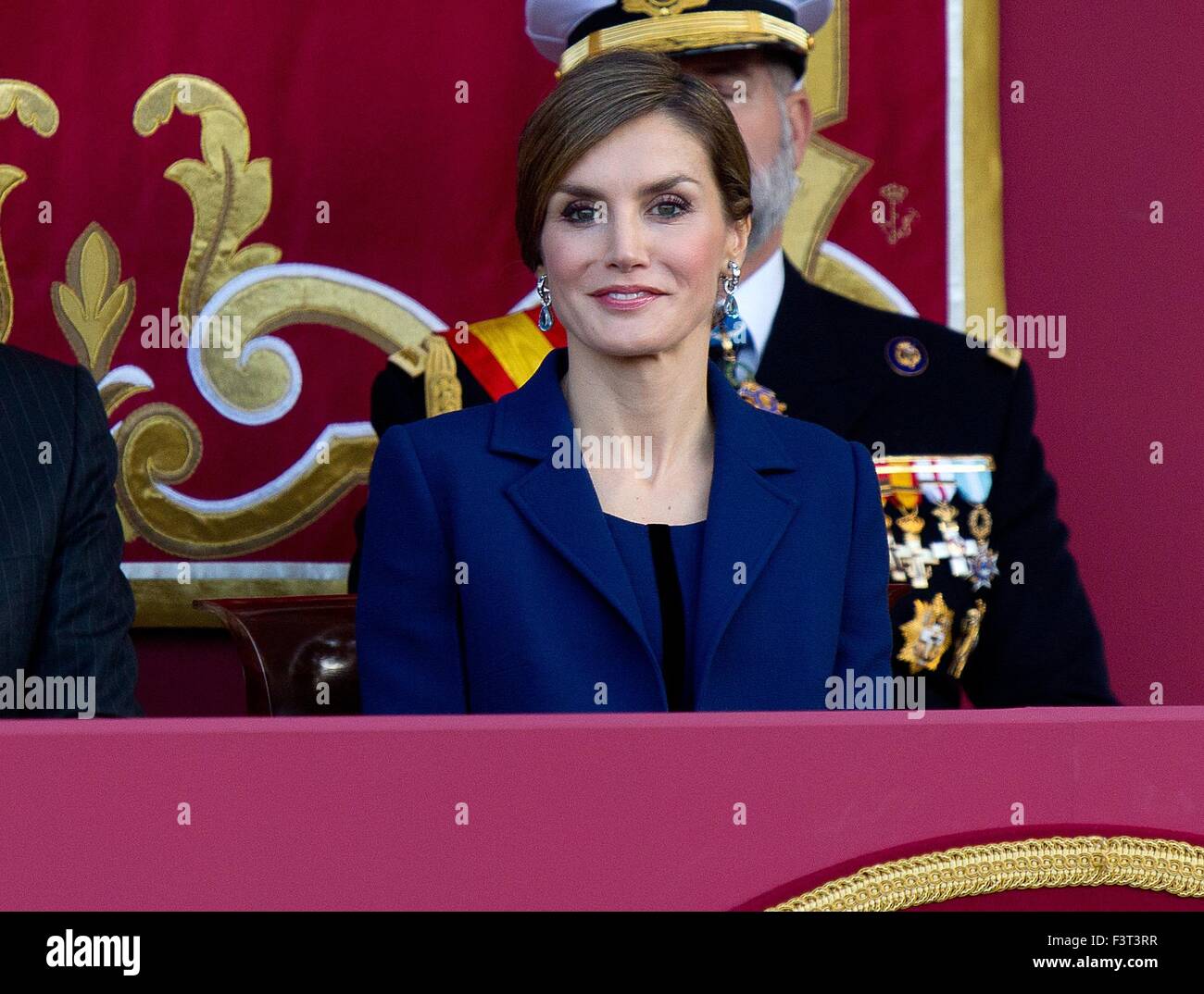 Madrid, Spagna. Xii Ottobre, 2015. Sua Maestà la Regina Letizia HM re Felipe, HM Queen Letizia, Principessa Leonor, Principessa Sofia assistere alla sfilata militare presso il La Plaza de Cánovas del Castillo a Madrid in occasione della Giornata Nazionale della Spagna Credito: dpa picture alliance/Alamy Live News Foto Stock