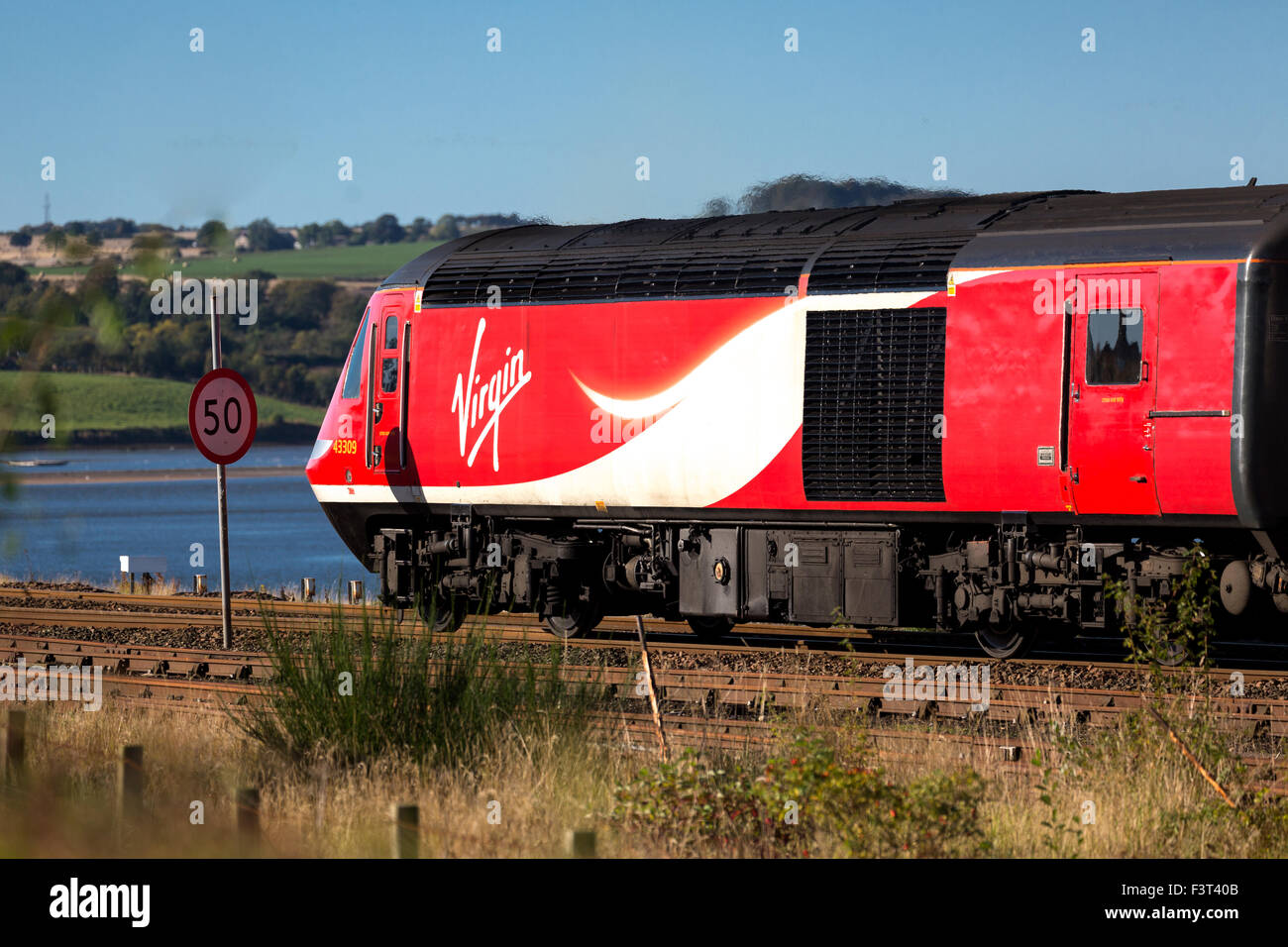 LNER,costa orientale servizio mattutino per Kings Cross Londra, da Aberdeen, lasciando Montrose Scozia Angus REGNO UNITO Foto Stock