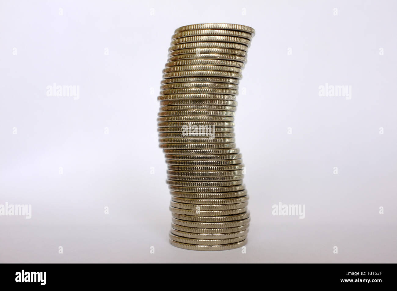 Una pila di Canadian 25 centesimi monete fotografati contro uno sfondo bianco. Foto Stock