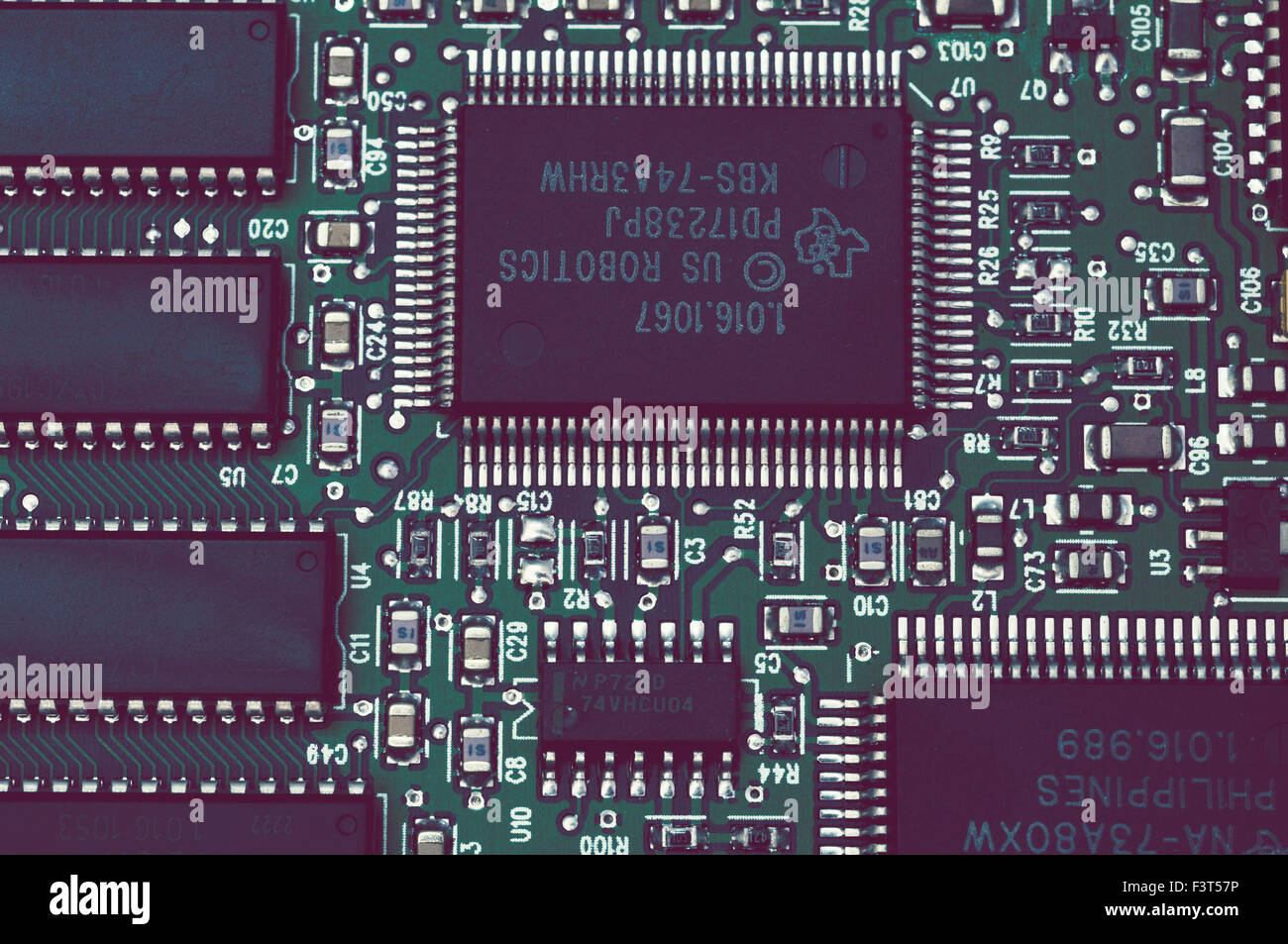 Scheda a circuito stampato che mostra i vari componenti elettronici Foto Stock