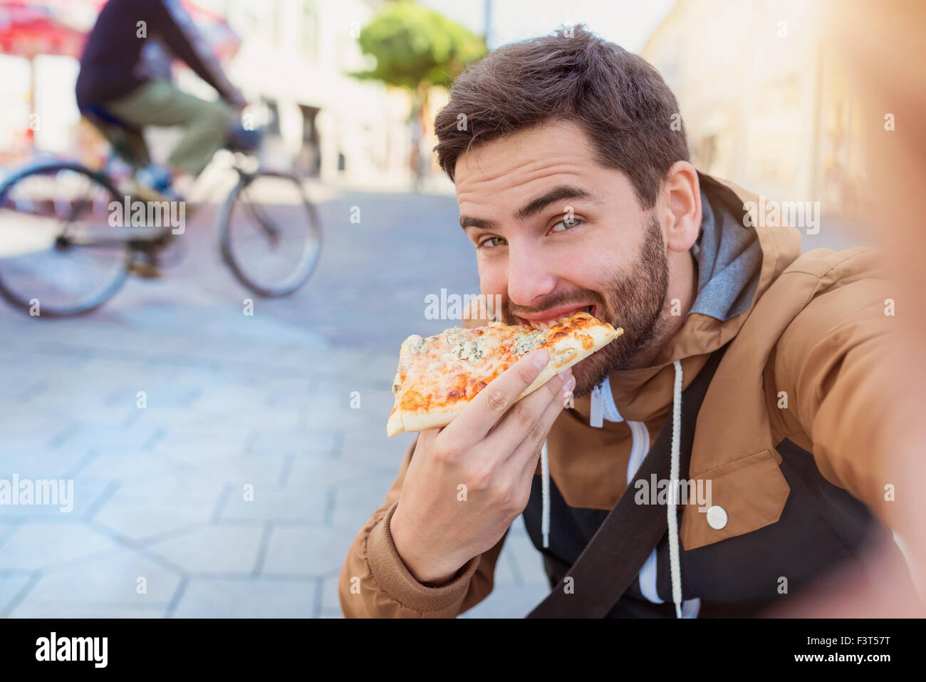 L'uomo mangiare la pizza Foto Stock