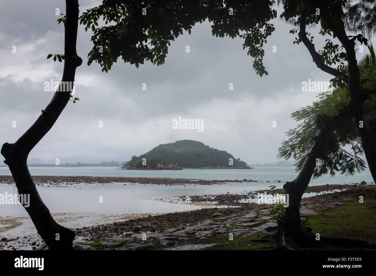 Rebak kecil island con la bassa marea. Foto Stock