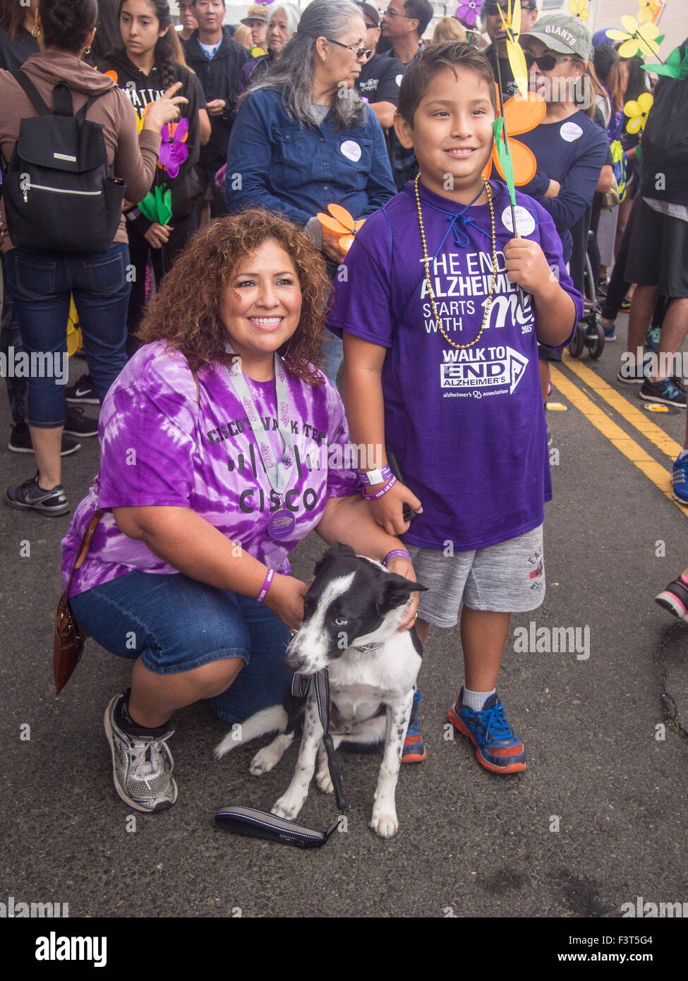 SAN JOSE, CA/USA - Ottobre 10, 2015: San Jose a piedi alla fine il morbo di Alzheimer è una parte del più grande evento mondiale di sensibilizzazione e di Foto Stock