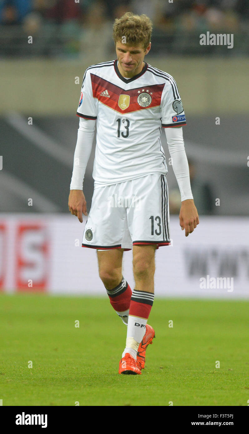 Leipzig, Germania. Undicesimo oct, 2015. Germania Thomas Mueller reagisce durante l'EUFA EURO 2016 partita di qualificazione tra la Germania e la Georgia nell'Arena di Lipsia, in Germania, 11 ottobre 2015. Foto: THOMAS EISENHUTH/dpa/Alamy Live News Foto Stock