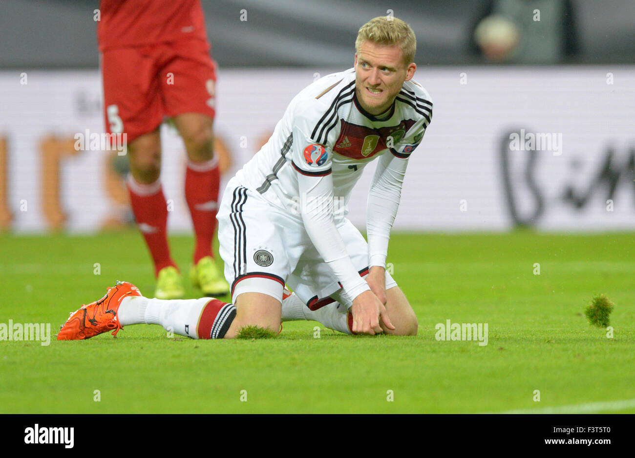 Leipzig, Germania. Undicesimo oct, 2015. La Germania Andre Schuerrle si inginocchia durante la EUFA EURO 2016 partita di qualificazione tra la Germania e la Georgia nell'Arena di Lipsia, in Germania, 11 ottobre 2015. Foto: THOMAS EISENHUTH/dpa/Alamy Live News Foto Stock