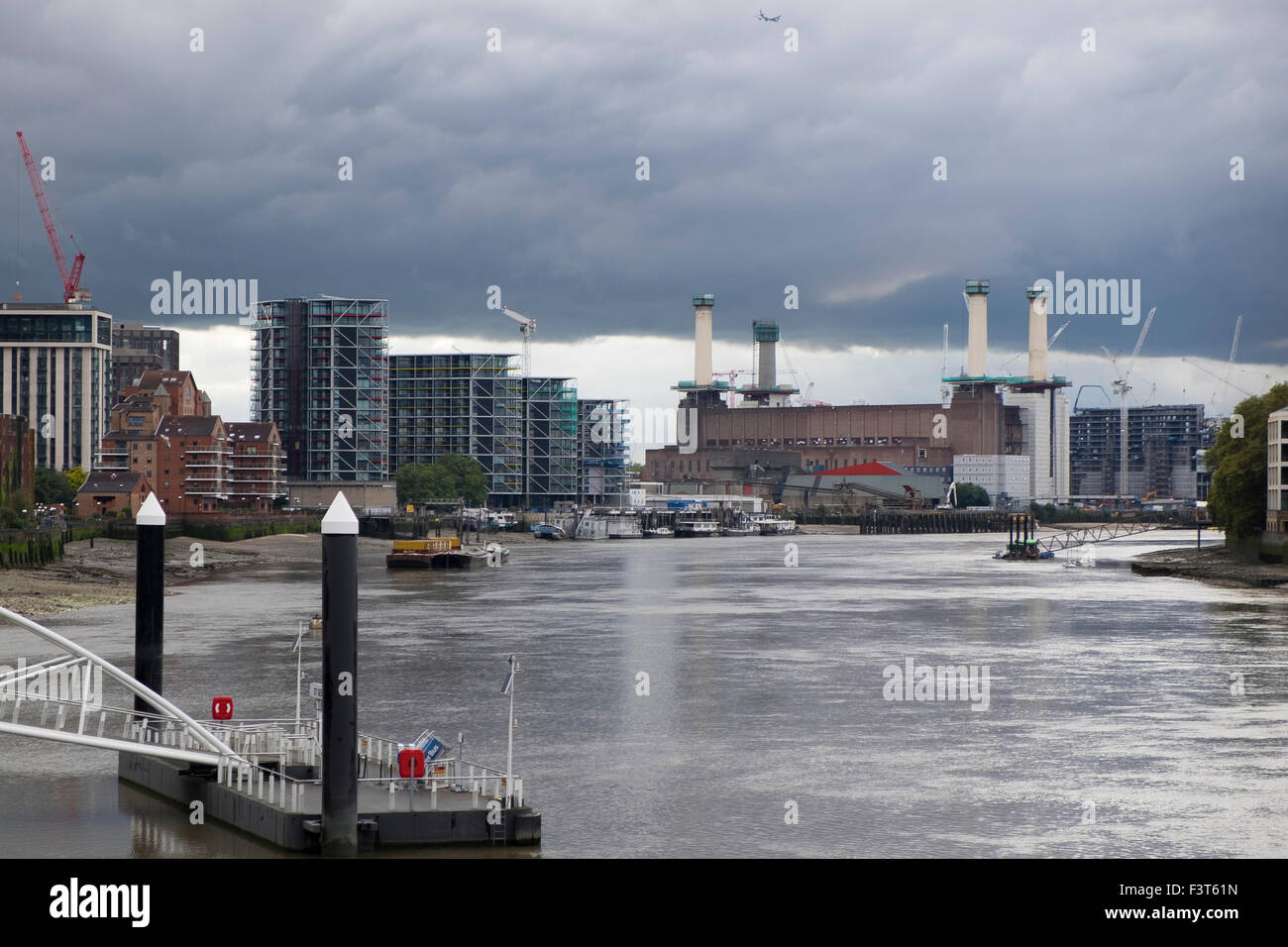 La vista lungo il fiume Tamigi da St. George Wharf, London lungo il Nine Elms sviluppo verso Battersea Power Station Foto Stock