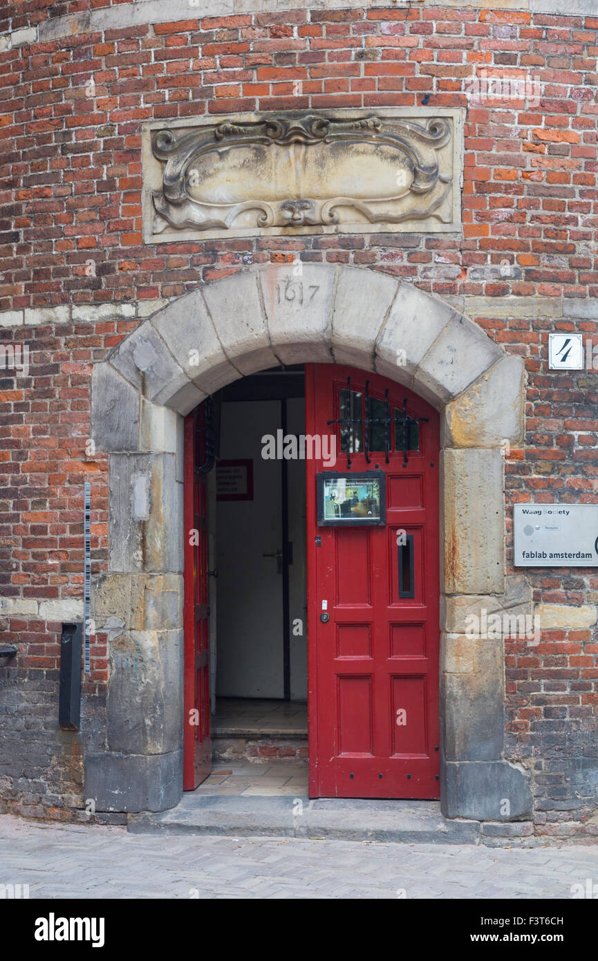 Il Waag ("pesare casa") è un edificio del XV secolo sulla piazza Nieuwmarkt in Amsterdam. Foto Stock