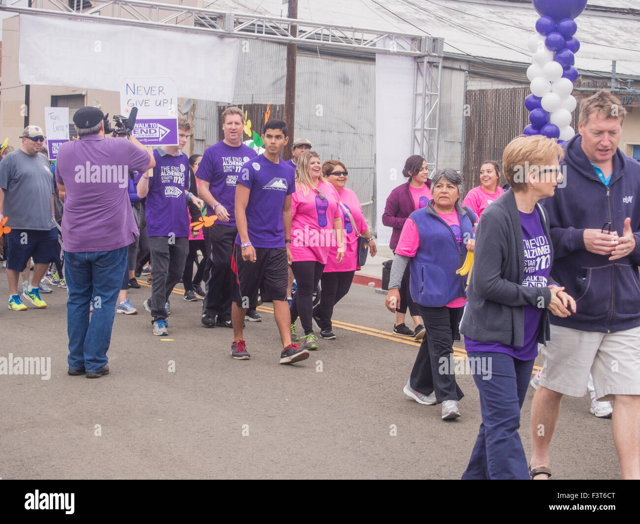 SAN JOSE, CA/USA - Ottobre 10, 2015: San Jose a piedi alla fine il morbo di Alzheimer è una parte del più grande evento mondiale di sensibilizzazione e di Foto Stock