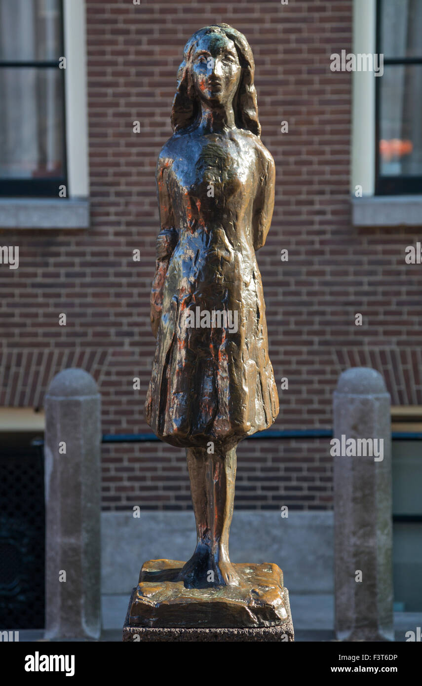 Statua di Anne Frank, dai mari Andriessen, al di fuori della Westerkerk di Amsterdam, Paesi Bassi Foto Stock