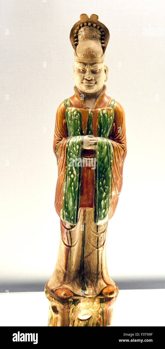Vetrata policroma in ceramica figurina di funzionario civile 618 - 907 D.C. Han Tang Dynasty ( al Museo di Shanghai di Antica Arte Cinese ) la Cina Foto Stock