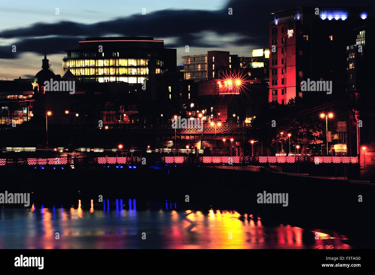 Glasgow, Scotland, Regno Unito. Xii Ottobre, 2015. Calma, notte chiara su Glasgow del fiume Clyde quando scende la notte. Credito: Tony Clerkson/Alamy Live News Foto Stock