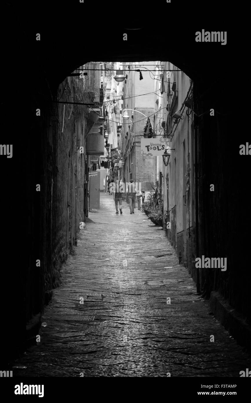 Vicolo stretto a Napoli, Italia Foto Stock