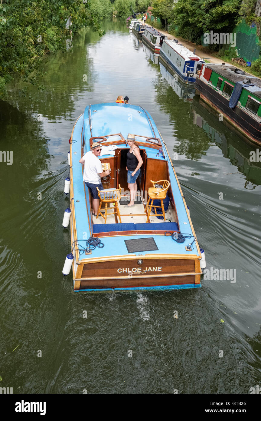 Imbarcazione a motore sul Fiume Tamigi in Oxford, Oxfordshire England Regno Unito Regno Unito Foto Stock