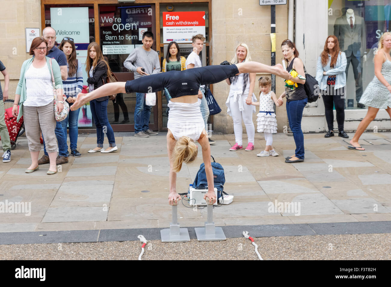 Street performer at Cornmarket Street a Oxford, Oxfordshire England Regno Unito Regno Unito Foto Stock