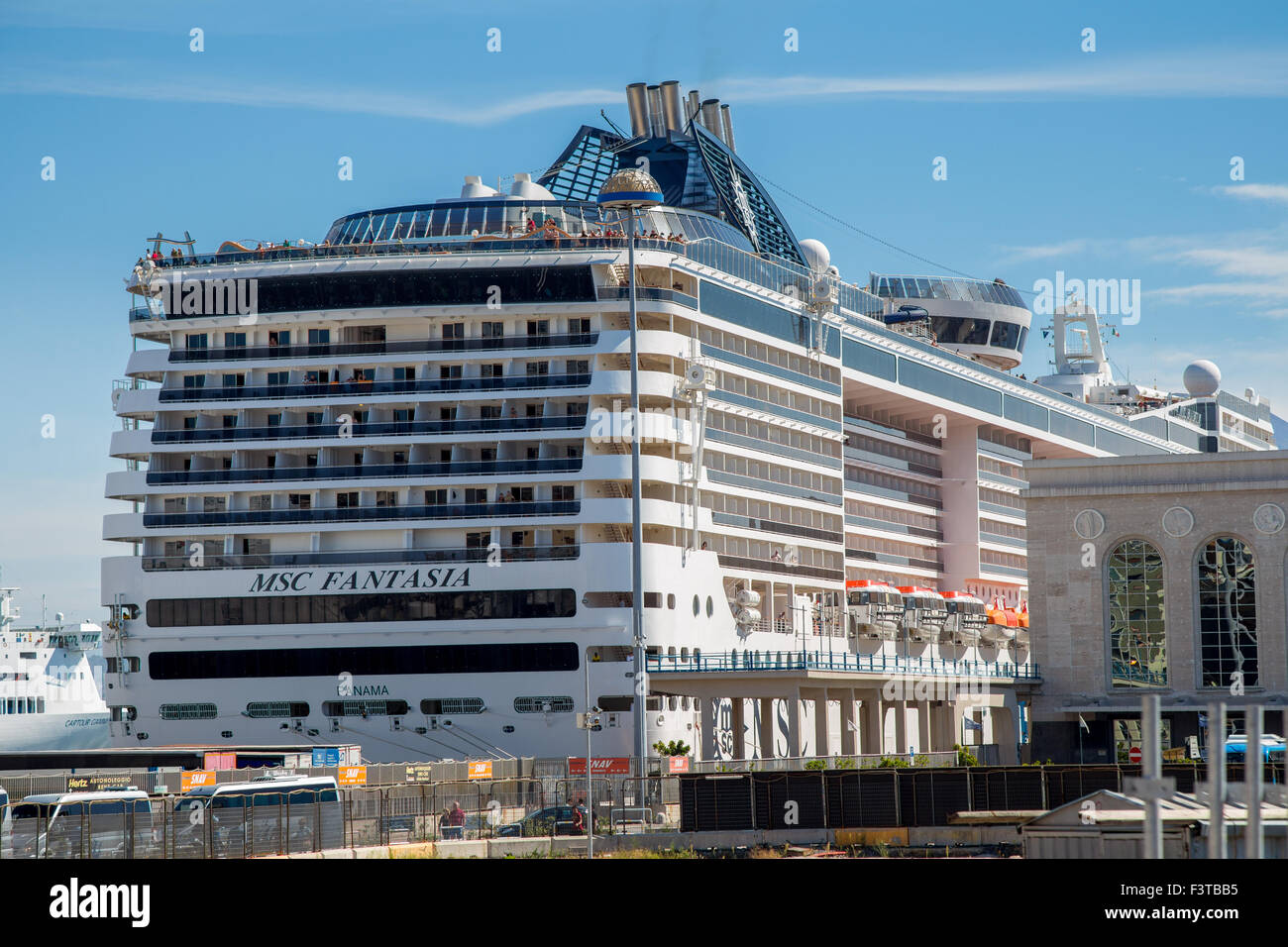 MSC Fantasia nave da crociera ancorata a Napoli, Italia Foto Stock