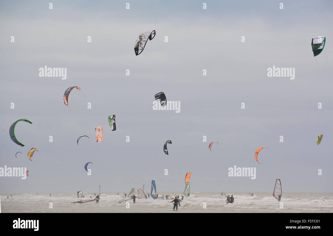 La segale, kite surfers, campanatura sabbia, East Sussex, 2010 Katja Heber Foto Stock
